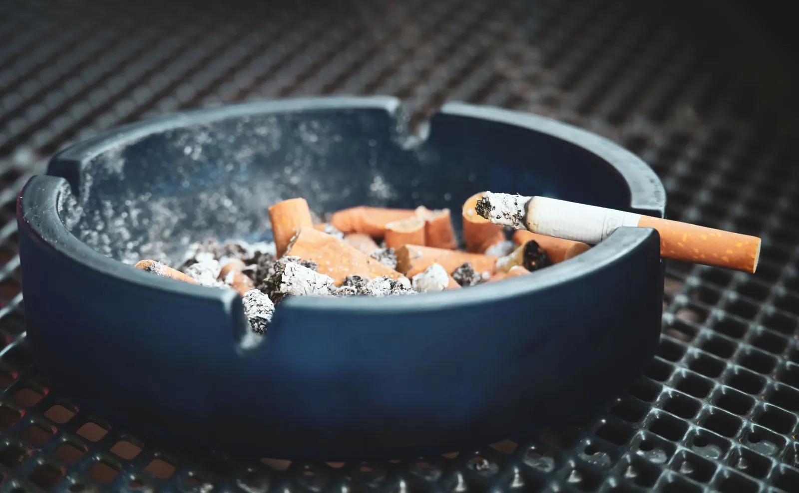 Peleninė su cigaretėmis: tabako kvapo šaltinis